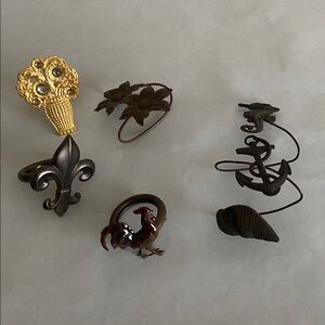 Vintage Metal napkin ring holders
Retro nostalgic primitive patina estate find